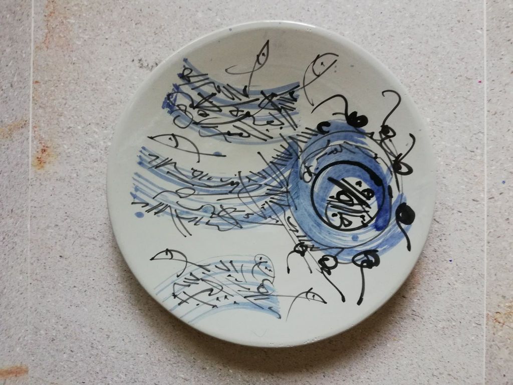 Découvrez l’assiette en céramique d’Amin Chaouali, issue de sa série Art Culinaire. Une œuvre mêlant abstraction graphique, influences méditerranéennes et utilité quotidienne. Plongez dans l’univers poétique et contemporain de cet artiste tunisien