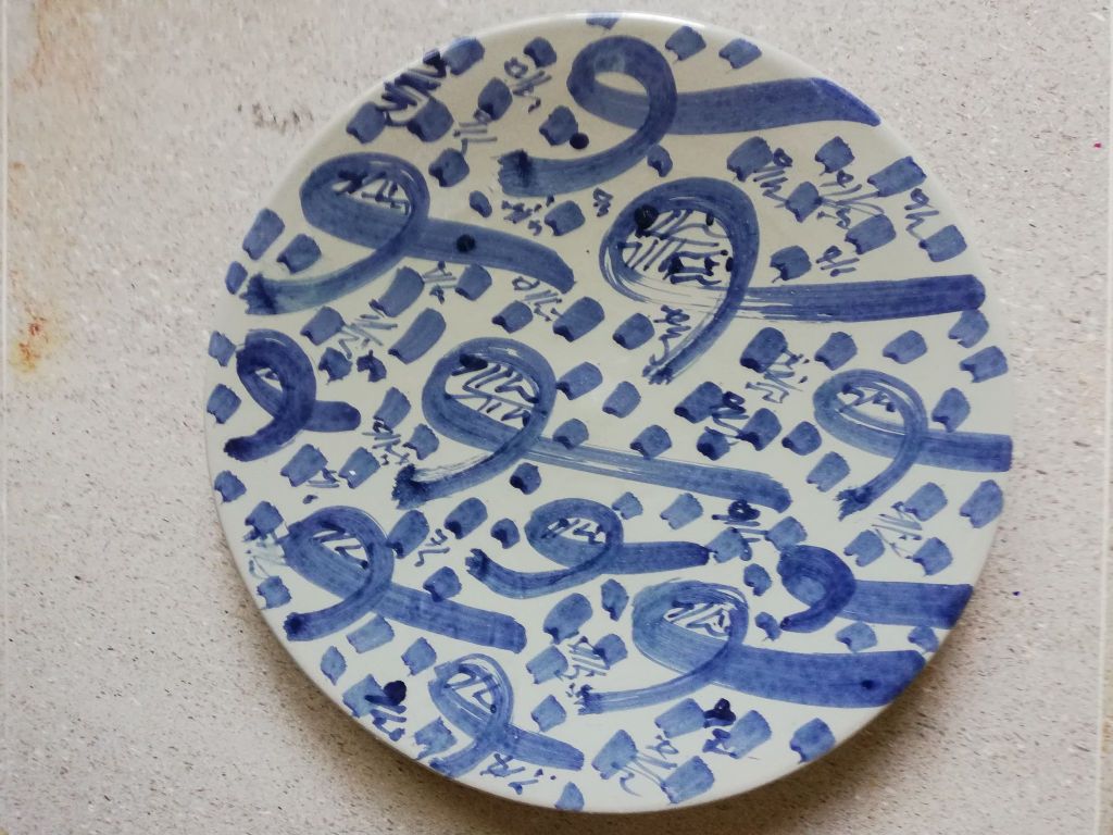 Découvrez l’assiette en céramique d’Amin Chaouali, issue de sa série Art Culinaire. Une œuvre mêlant abstraction graphique, influences méditerranéennes et utilité quotidienne. Plongez dans l’univers poétique et contemporain de cet artiste tunisien