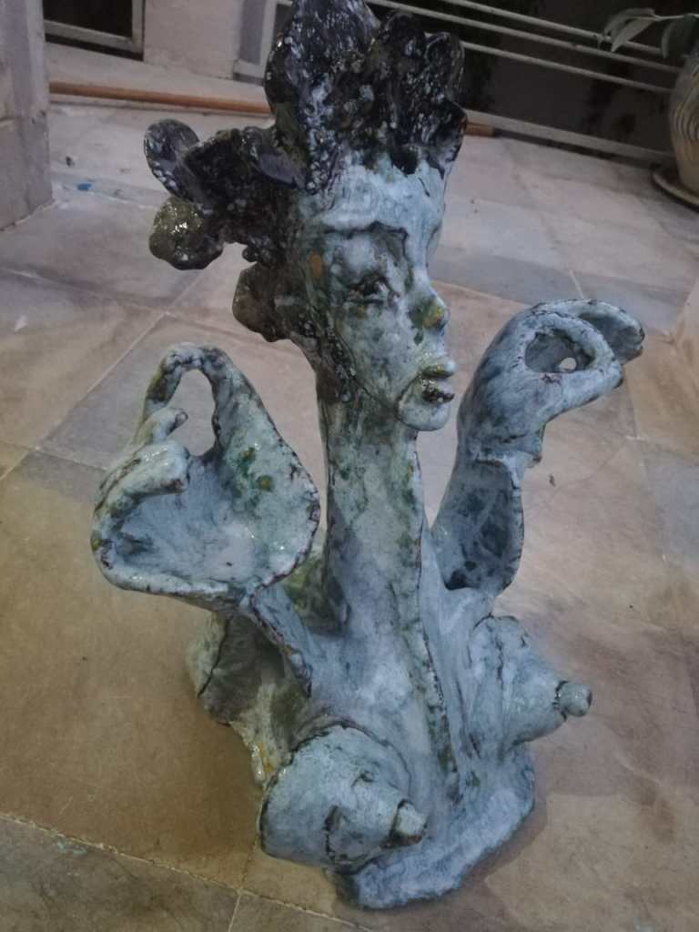 "Découvrez une sculpture unique d’Amin Chaouali, issue de sa série Art Brut. Une œuvre en céramique à la fois organique et humaine, exprimant la puissance de la matière et l’instinct créatif de l’artiste tunisien."