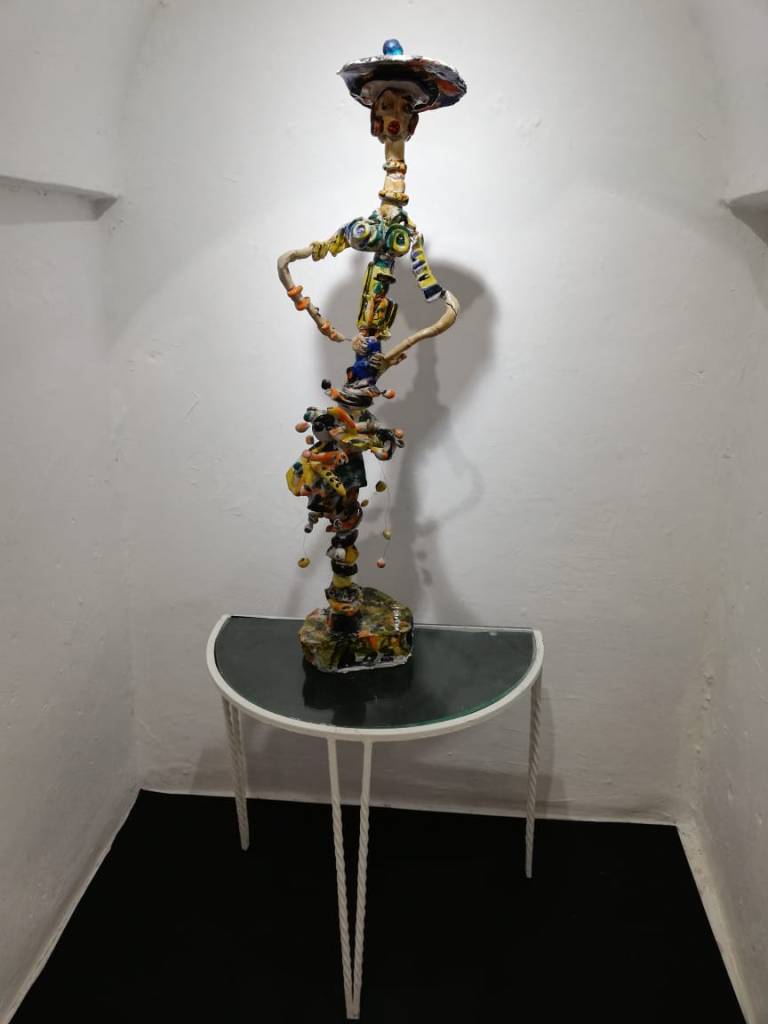 Découvrez la sculpture en céramique "Exhibition" d’Amin Chaouali, exposée à la Galerie Saladin en 2020. Une œuvre exceptionnelle mêlant finesse, sophistication et expression audacieuse