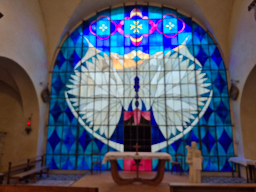 St Martin des Rosiers, le plus grand vitrail moderne d'Europe