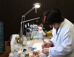 Marie-Odile Revouy : Maître Verrier d'Exception Illuminant le Monde de son Art