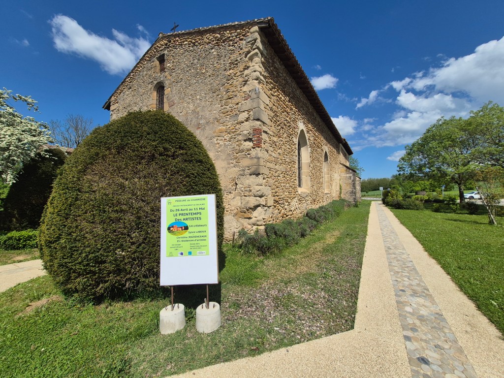 Sylvie Laboux au Prieuré de Charrière : Une exploration sensible du grès dans l’exposition collective de 2025