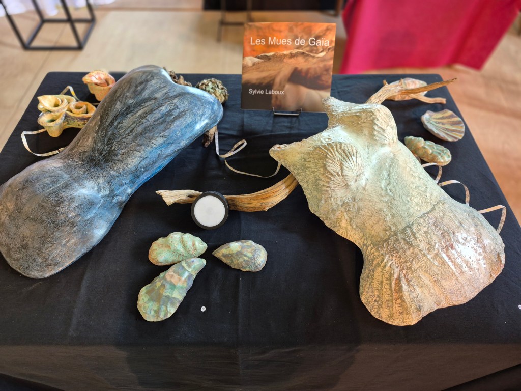 Sylvie Laboux au Prieuré de Charrière : Une exploration sensible du grès dans l’exposition collective de 2025