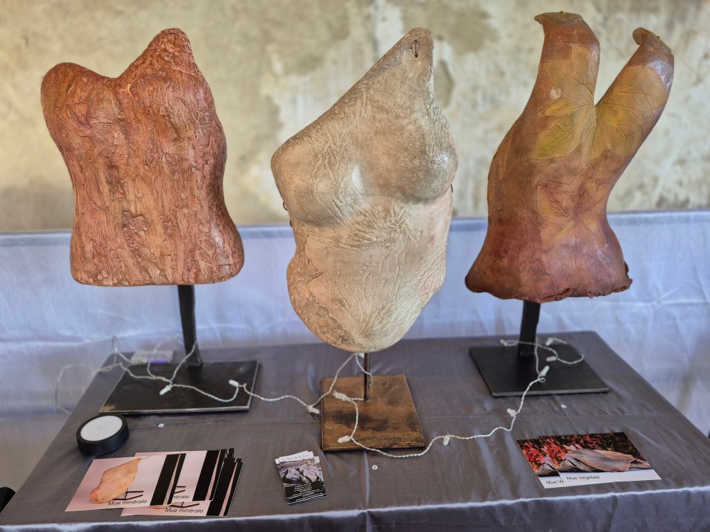 Sylvie Laboux au Prieuré de Charrière : Une exploration sensible du grès dans l’exposition collective de 2025