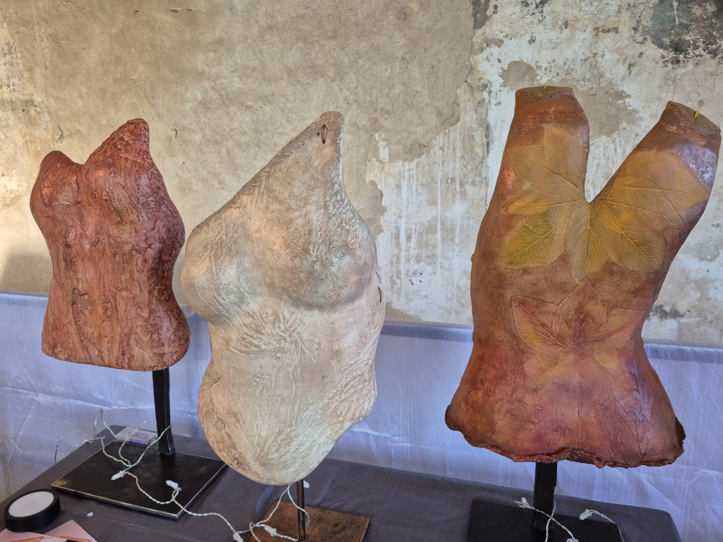 Sylvie Laboux au Prieuré de Charrière : Une exploration sensible du grès dans l’exposition collective de 2025