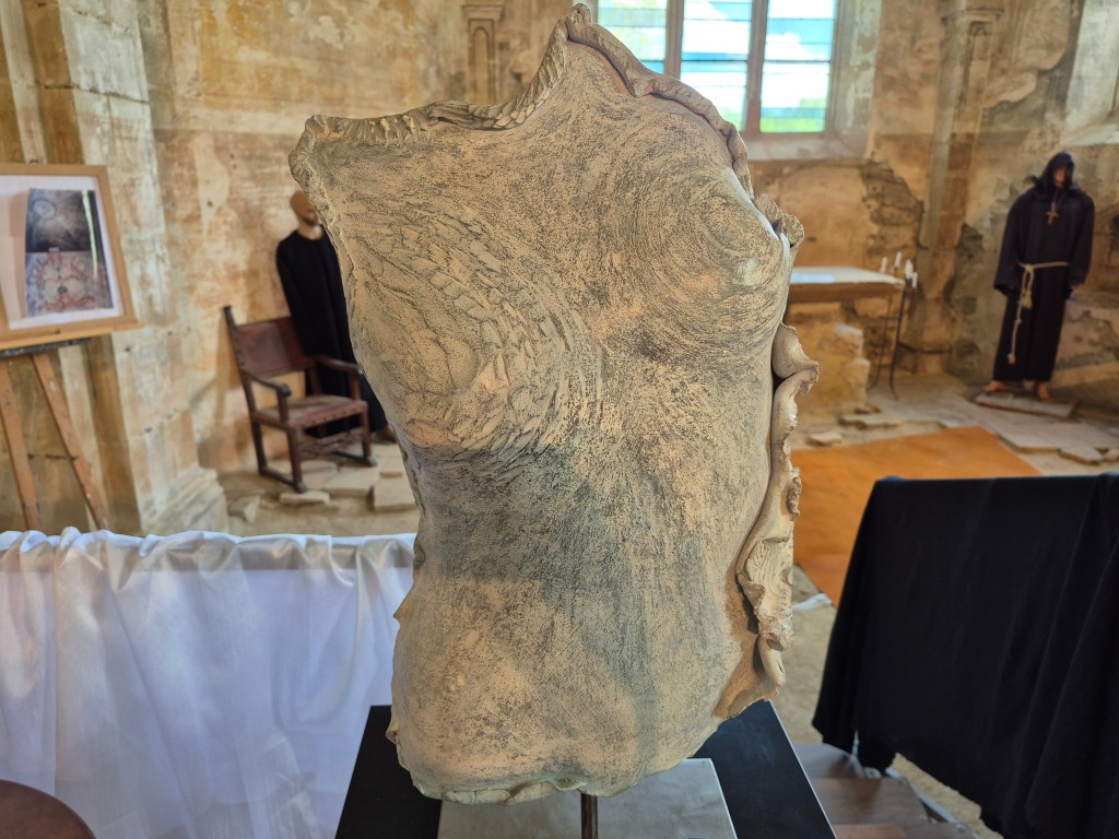 Sylvie Laboux au Prieuré de Charrière : Une exploration sensible du grès dans l’exposition collective de 2025