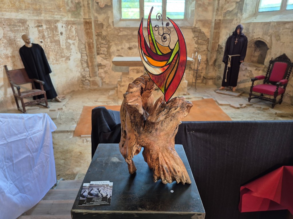 Sylvie Laboux au Prieuré de Charrière : Une exploration sensible du grès dans l’exposition collective de 2025