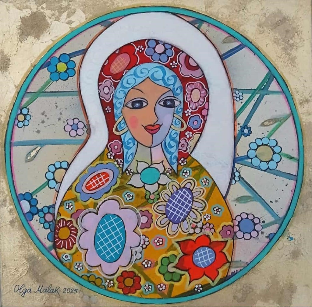 Découvrez Olga Malakhova, artiste qui intègre avec respect les motifs ancestraux de la céramique tunisienne (Nabeul, Qallaline) dans sa peinture naïve délicate.