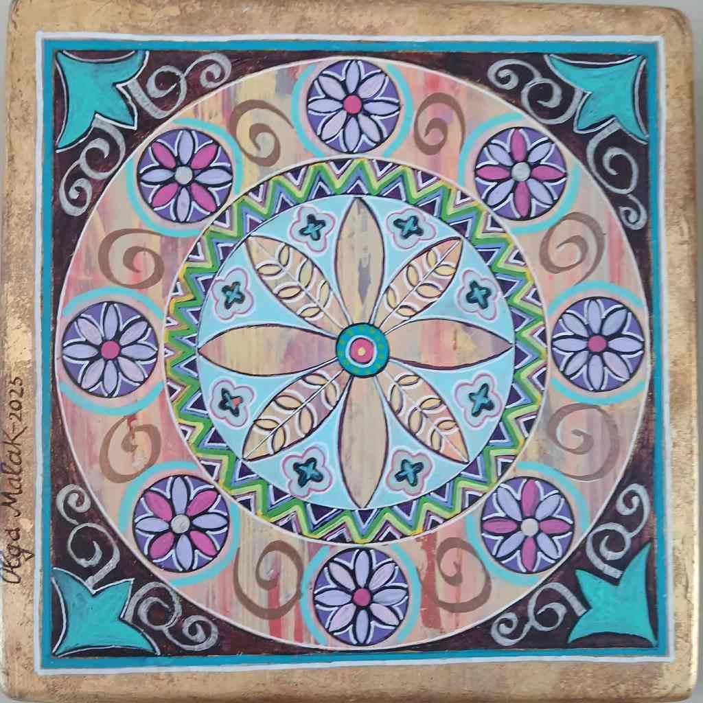 Découvrez l’univers lumineux d’Olga Malakhova, où la feuille d’or devient mémoire, lumière et émotion dans une peinture naïve inspirée de Carthage et du patrimoine méditerranéen.